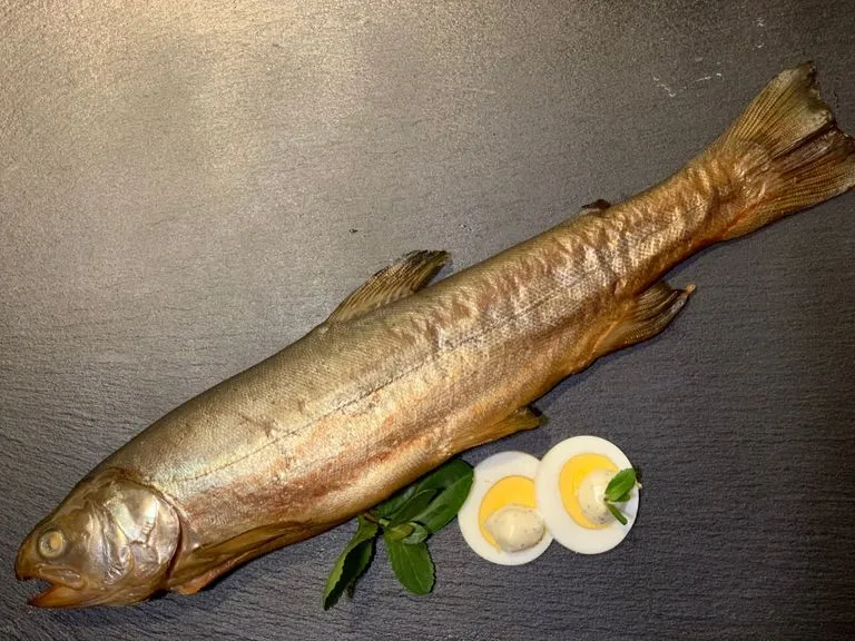 Frisch geräucherter Fisch der Fischzucht Grasse, auf Schiefer angerichtet.